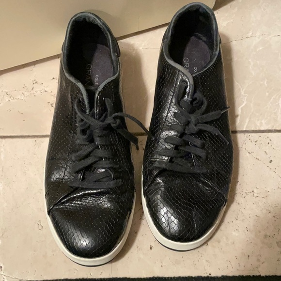 Cole Haan size 11 black a leather sneakers - Picture 2 of 3